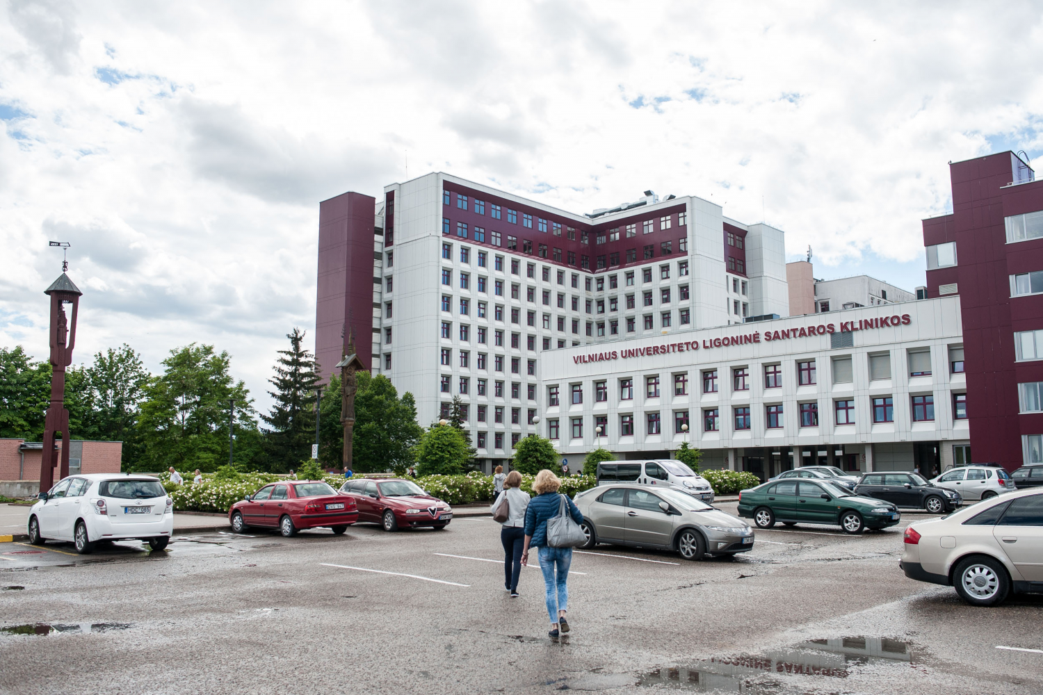 Antradienį Vilniuje iš Santaros klinikų Infekcinių ligų skyriaus pro langą pabėgo koronavirusu serganti moteris.