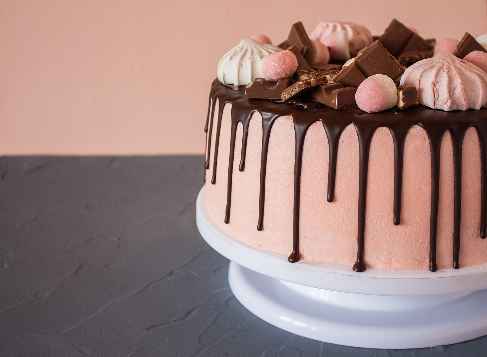 Tortas – tai šventinis, ypatingomis progomis patiekiamas desertas. Vestuvės, gimtadieniai ar jubiliejai, tai keletas pagrindinių švenčių, kurių neatsiejamas akcentas yra tortas.