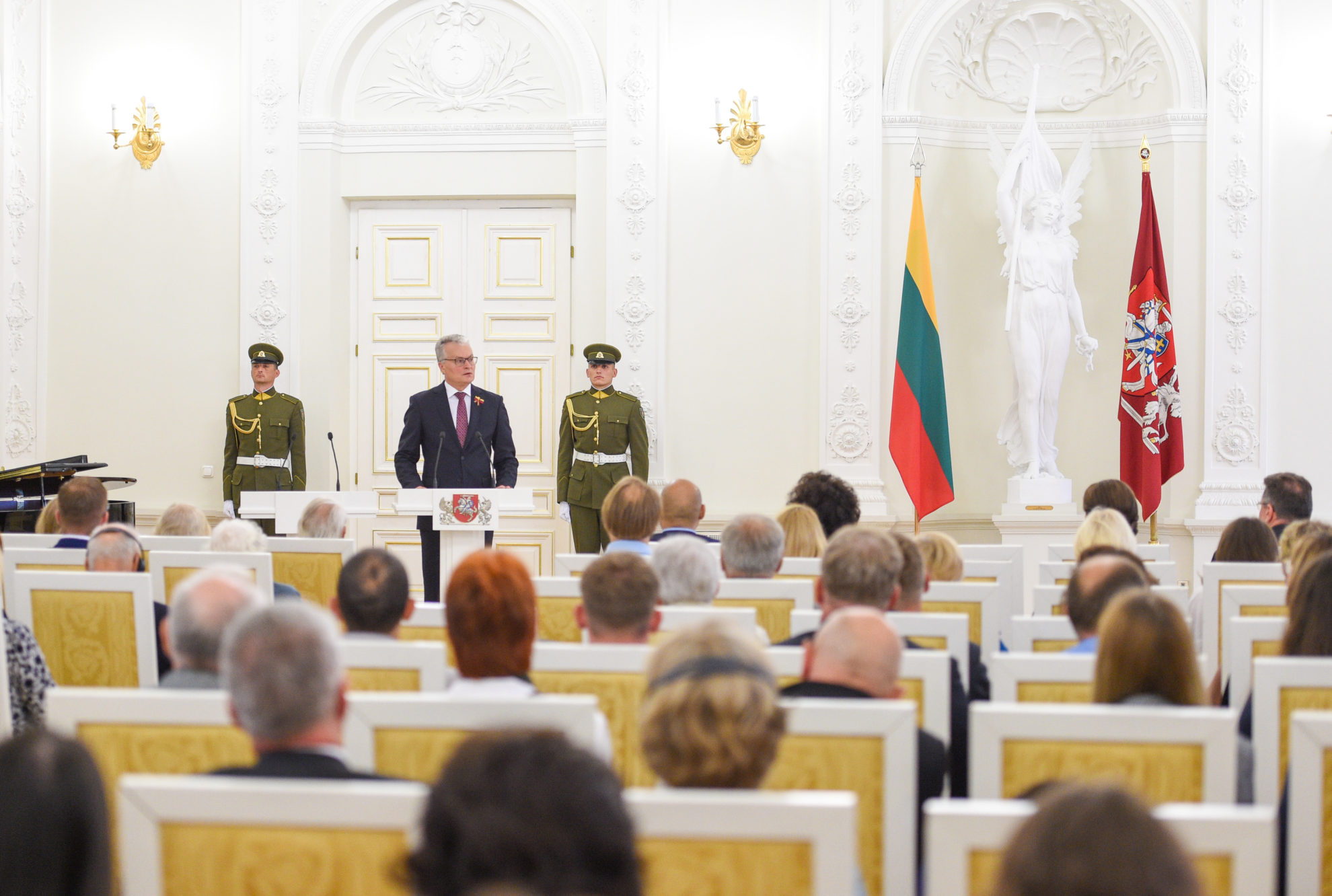 Prezidentas Gitanas Nausėda Valstybės dienos proga pirmadienį įteikė valstybinius apdovanojimus pusšimčiui Lietuvai nusipelniusių asmenų, didelis dėmesys šiemet skirtas su koronaviruso krize kovojusiems medikams.