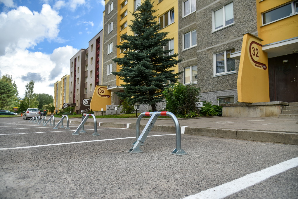 Prie daugiabučių namų sovietmečiu suprojektuotos automobilių stovėjimo aikštelės nė iš tolo nebepatenkina šiandienos poreikių.