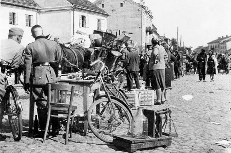 Tokie vaizdai Antrojo pasaulinio karo metais buvo būdingi visiems getams, ne tik Lenkijos Šydlovece: konfiskuotas žydų turtas, sukrautas tiesiog gatvėje ant grindinio. „YAD VASHEM“ nuotr.