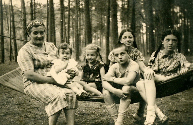 Žydų šeima Žadeikių miško poilsiavietėje 1935-aisiais, likus vos keliems metams iki čia įvykusios tragedijos. PASVALIO KRAŠTO MUZIEJAUS RINKINIŲ nuotr.