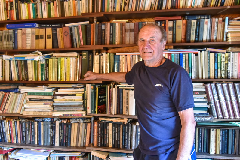 Savo jaukioje namų bibliotekoje panevėžietis Hugo turi ir Viktoro Hugo knygų. P. ŽIDONIO nuotr.