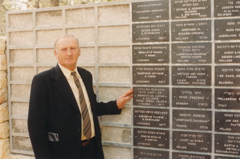 Vidmanto Markevičiaus tėvas Jonas Markevičius Izraelyje prie Pasaulio tautų teisuolių atminimo sienos, kurioje įamžintas ir jo paties vardas. ASMENINIO V. MARKEVIČIAUS ALBUMO nuotr.