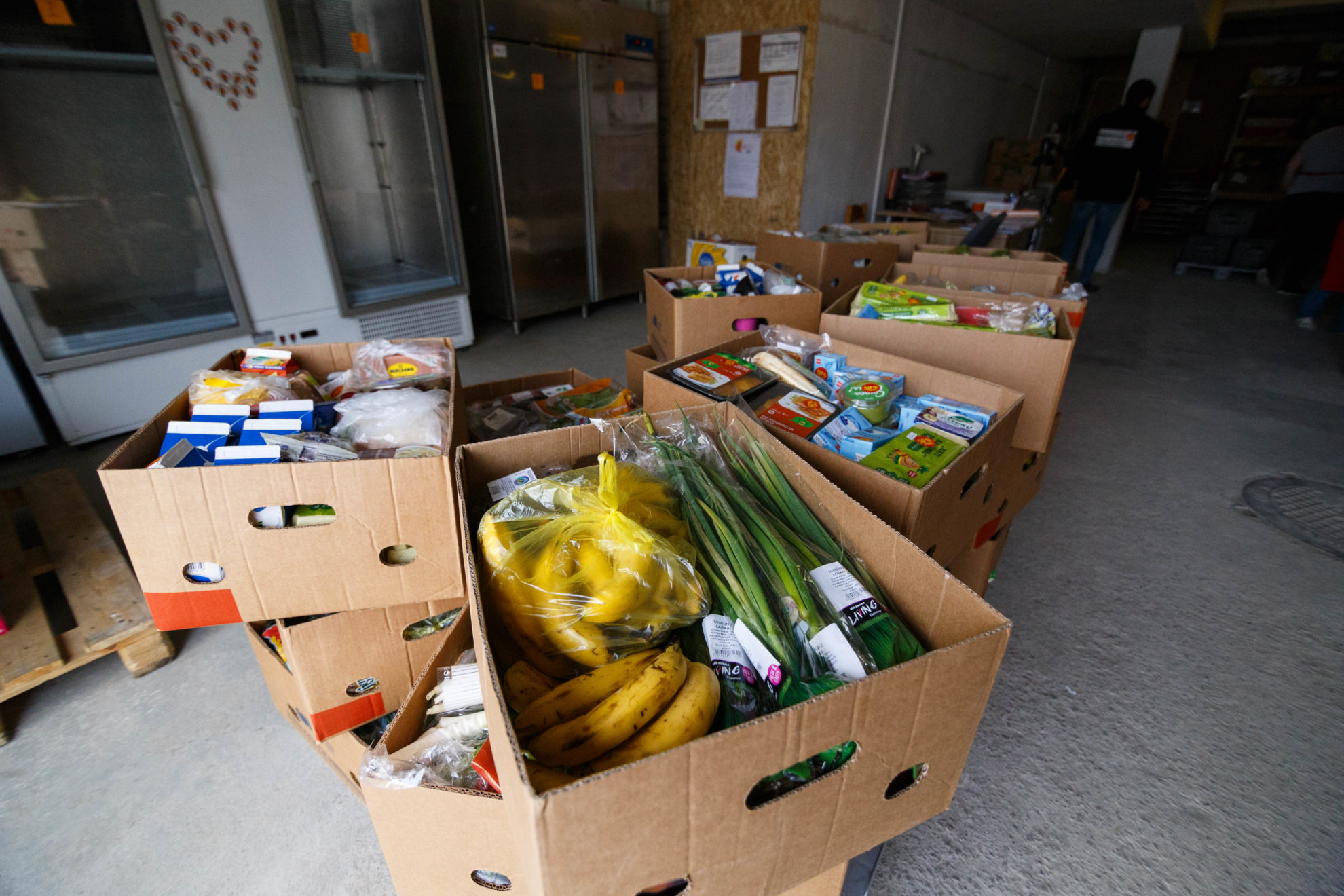 Kas porą mėnesių dalijami Europos pagalbos labiausiai skurstantiems asmenims fondo maisto paketai atsiduria ne ant kiekvieno jų prašiusiojo stalo. Panevėžyje labdaros ir paramos fondo „Maisto banko“ sandėliuose lieka neatsiimtų maždaug 6 procentai paketų.