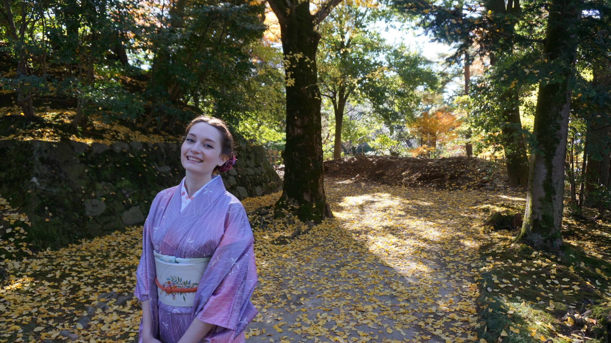 Panevėžietė Martyna Furutani vieną kartą ryžosi ir įgyvendino seną svajonę aplankyti Japoniją. Kai atėjo laikas ruoštis namo, sulaukė pasiūlymo tekėti. Dabar Martyna su japonu Hitomiu gyvenimą kuria legendomis apipintame, naktį atgyjančiame Tokijuje.