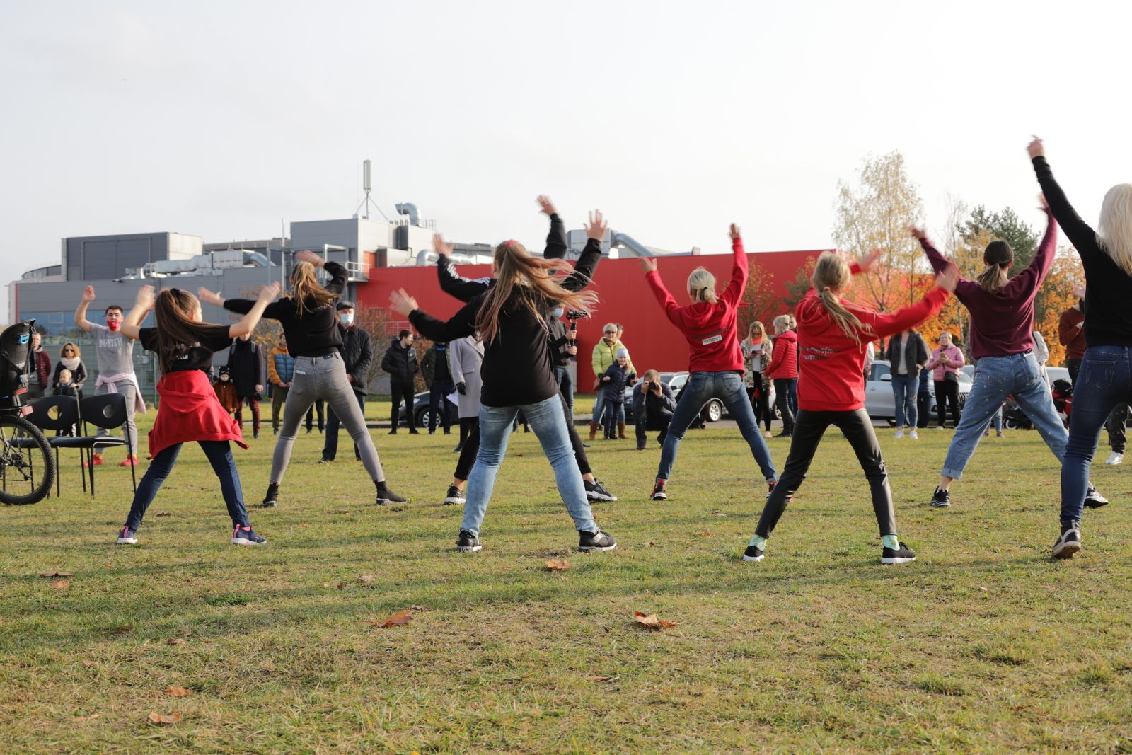 Visą spalį trukusį unikalų projektą „Panevėžys kviečia“ šį sekmadienį užbaigė šokio ir muzikos sintezė Kultūros ir poilsio parke. Norintieji galėjo pasimokyti bačiatos žingsnelių ar argentinietiško tango, sudalyvauti „flashmobe“. Visą keturių renginių ciklą vainikavo Leono Somovo ir Diletos pirmą kartą pristatomas bendras projektas.