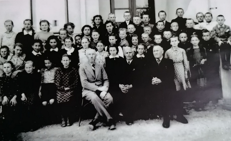 Paskutinė – 1941-ųjų – šešių skyrių Ramygalos pradinės mokyklos laida, kurioje dar mokėsi žydų tautybės mokiniai. RAMYGALOS GIMNAZIJOS MUZIEJAUS nuotr.