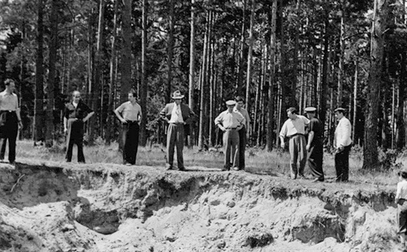 Vokiečių kareivių bei Panevėžio baltaraiščių būrio aukų ekshumacijos Staniūnų miške pradėtos netrukus po karo. PANEVĖŽIO ŽYDŲ BENDRUOMENĖS nuotr. 