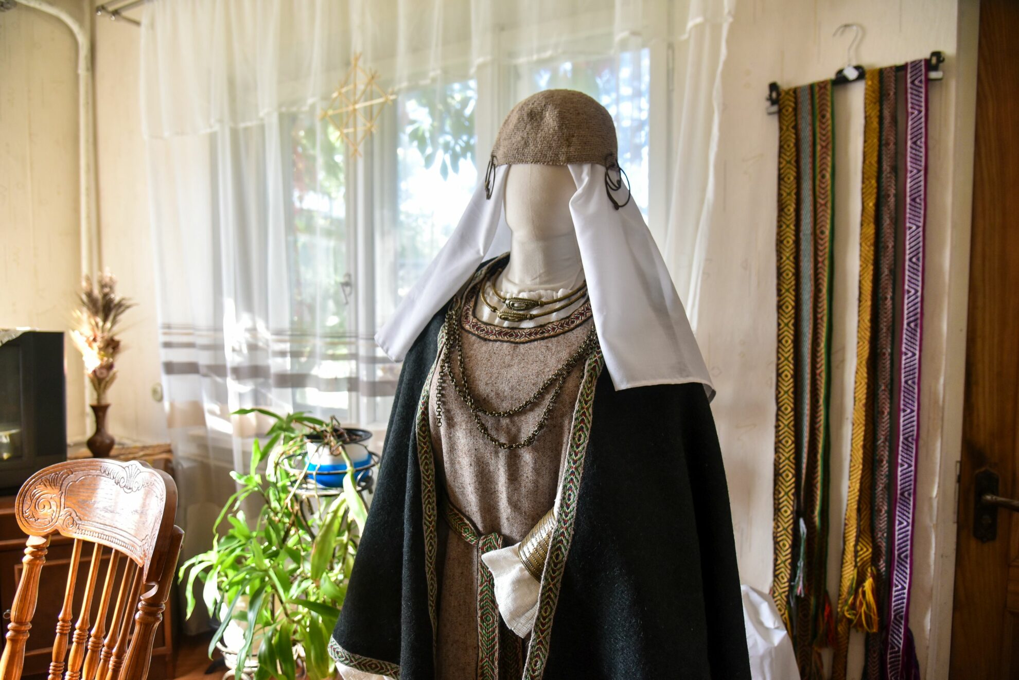 Iš visų tautodailininkės Alės Gegelevičienės kurtų baltiškų kostiumų namuose telikę vos porą – kiti iškeliavę pas moteris. P. Židonio nuotr.