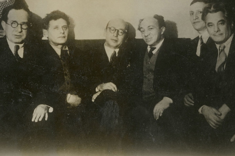 Sovietų Sąjungos žydų kultūrinis veikėjas, aktorius Solomonas Michoelsas (ketvirtas iš kairės) su bendražygiais iš Žydų antifašistinio komiteto. Jo nužudymas 1948-aisiais ir komiteto likvidavimas tapo aktyvios antisemitinės kampanijos Sovietų Sąjungoje pradžia. ARCHYVŲ nuotr.