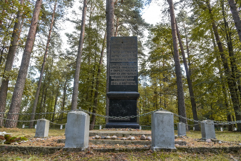 Atminimo paminklas Kurganavos miške, vienoje iš trijų žudynių vietų, kur 1941-ųjų vasarą šaudyti žydai. PB ARCHYVO nuotr.