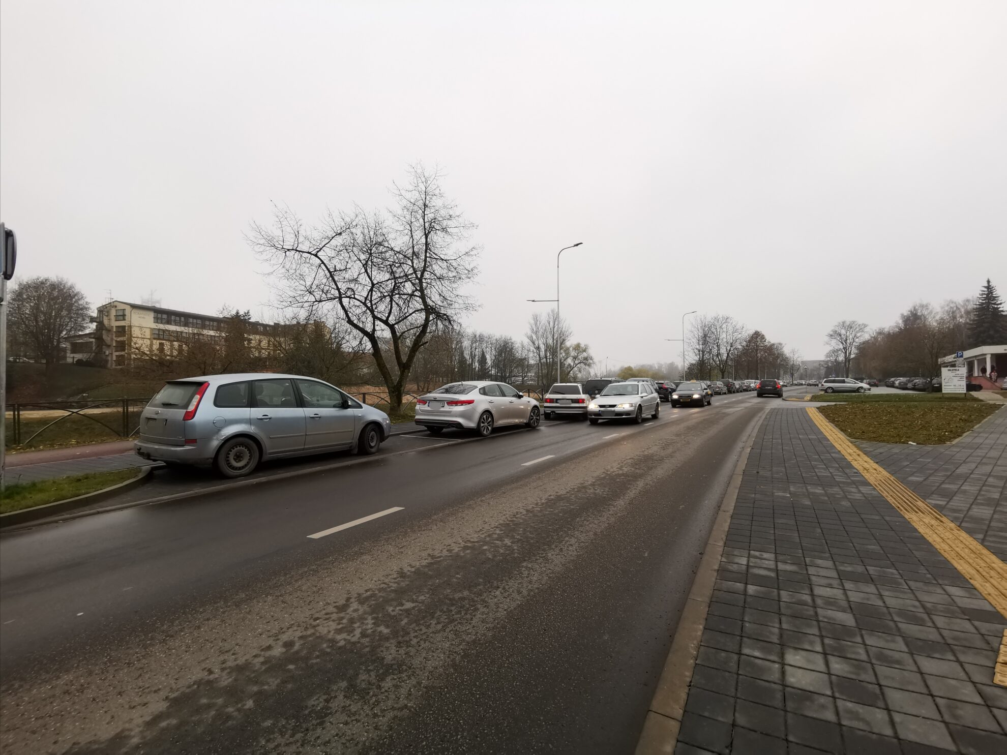 Panevėžio miesto savivaldybės taryba ketvirtadienį posėdyje pritarė, kad būtų keičiami vietinės rinkliavos už naudojimąsi mokamomis automobilių stovėjimo vietomis nuostatai.