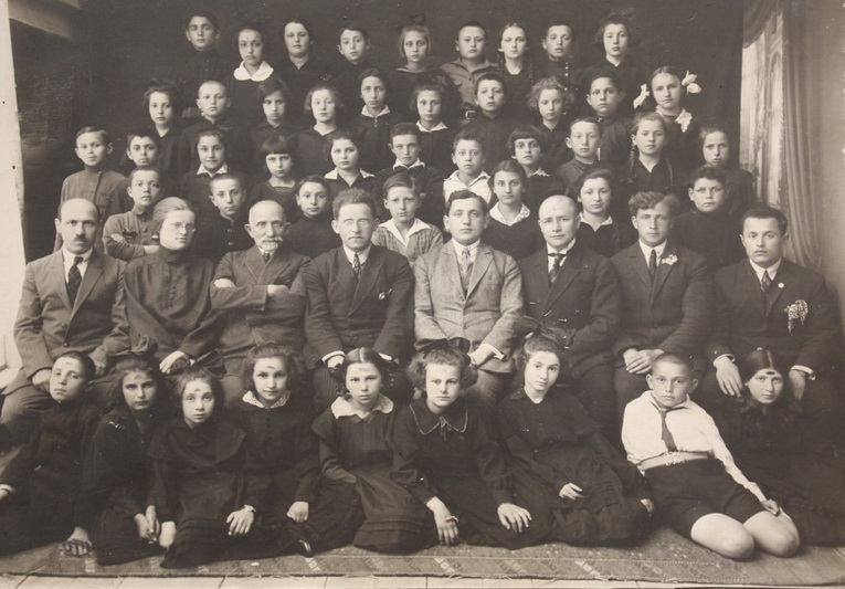 Panevėžio žydų pradžios mokyklos mokiniai ir pedagogai 1930 metais. PANEVĖŽIO MIESTO ŽYDŲ BENDRUOMENĖS nuotr.