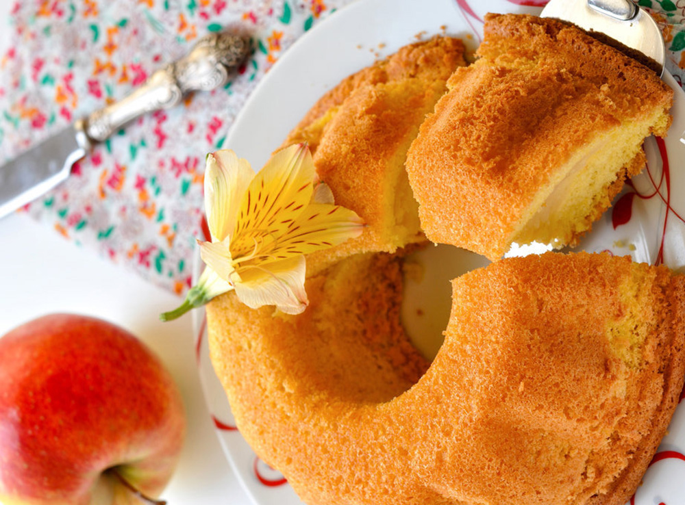 Vieną paprasčiausių, bet kartu ir skaniausių obuolių pyrago receptų atsiuntė nuolatinė „Sekundės“ skaitytoja Monika.