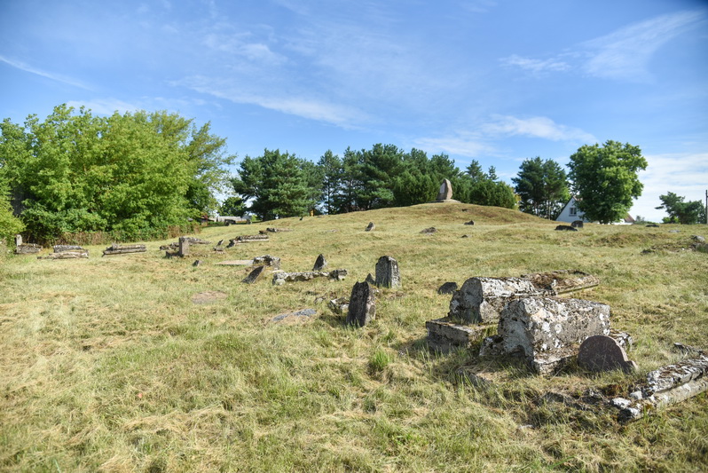 Krekenavos miesteliui priklausiusios senosios žydų kapinės – vienos tų, iš kurių po karo liko tik fragmentai – jau sovietmečiu jų teritorijoje tarp antkapių buvo ganomi gyvuliai. P. ŽIDONIO nuotr.