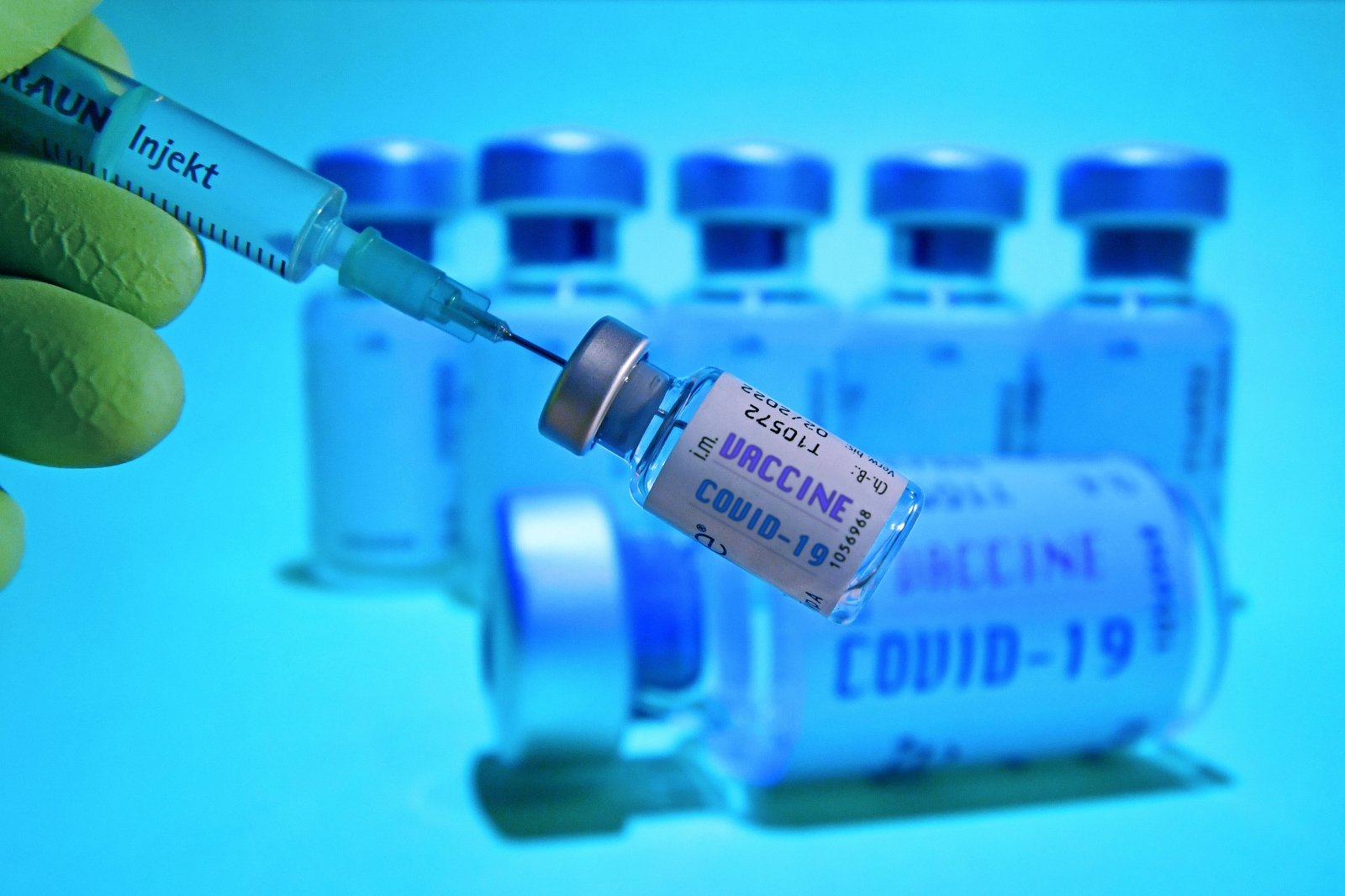 Sveikatos apsaugos ministerija (SAM) sako neturinti informacijos, kada Lietuvą pasieks trečioji COVID-19 vakcinos siunta, tuo metu šią savaitę gautą antrąją siuntą ketinama panaudoti pakartotiniam medikų skiepijimui.