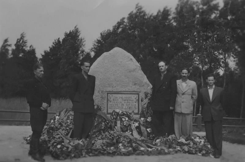 Antrąjį pasaulinį karą išgyvenę žydai prie 1955 metais pastatyto paminklo Pakamponių miške nužudytoms holokausto aukoms atminti. BKM „SĖLA“ nuotr.
