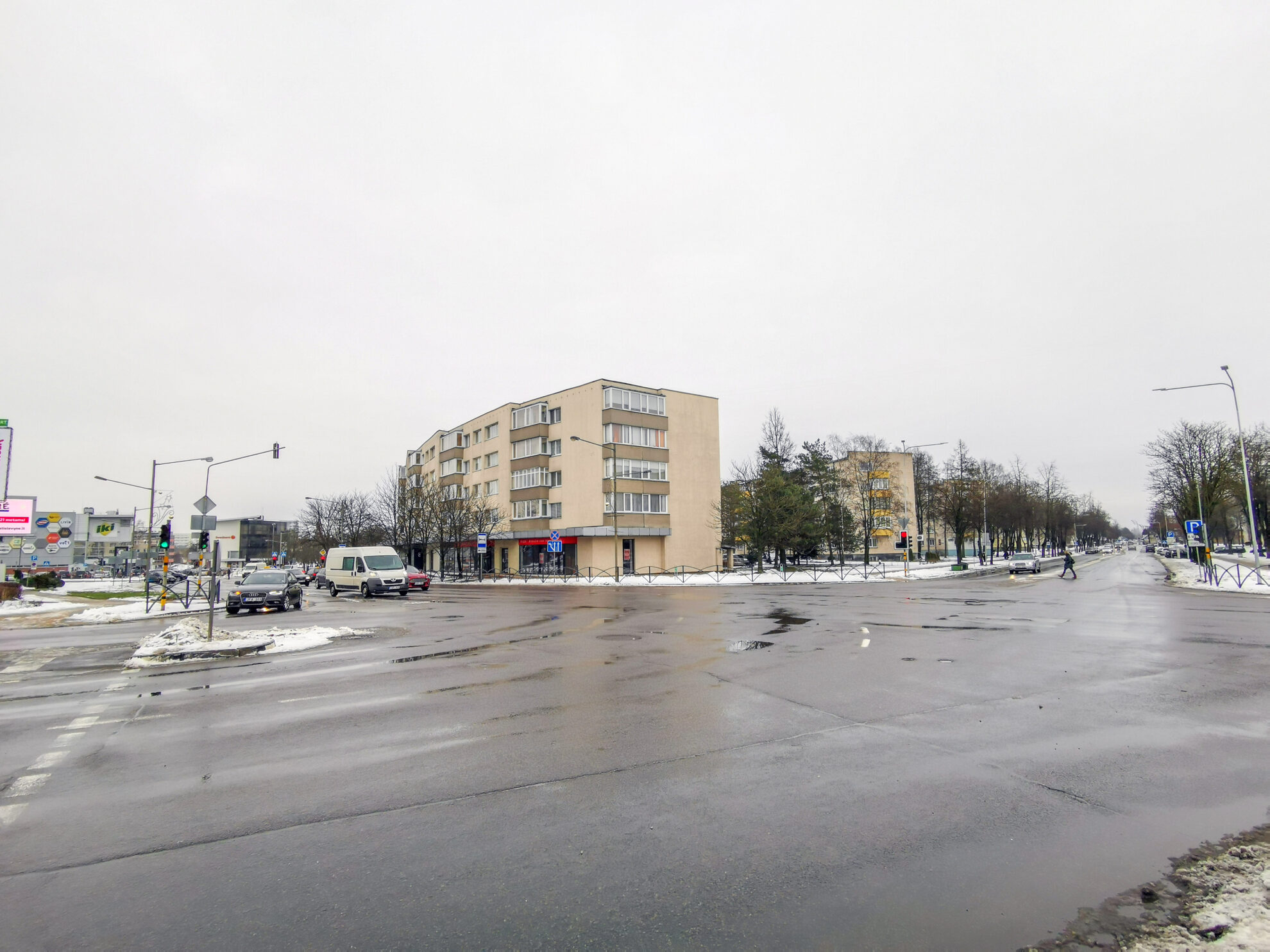 Panevėžyje vienoje judriausių Smėlynės ir S. Kerbedžio gatvių sankryžoje transporto srautus jau reguliuoja naujas išmanusis šviesoforas, o dar šįmet tokie atsiras ir pačiame miesto centre.