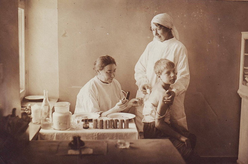 Tarpukariu didžiausią pavojų visuomenei kėlė besitraukianti cholera, tuberkuliozė. Jei ne pradėtos vakcinacijos, sunku ir nuspėti, kad dar aukų būtų nusinešusios epidemijos (fotografijoje – vaikų skiepijimas 1932-aisiais). MCA nuotr.