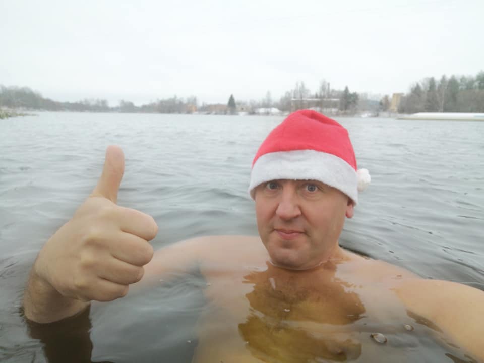 Antanas Skindzera sausio 1-ąją, Tarptautinę ruonių dieną, paminėjo šokdamas į Nevėžio upės vandenį. Asmeninio archyvo nuotr.