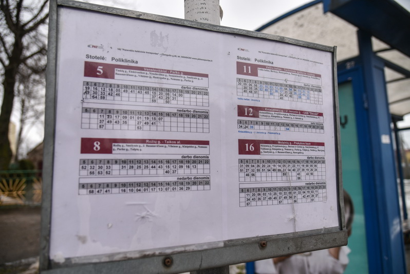Panevėžiečiai atkreipė dėmesį, kad vienose stotelėse iškabinti teisingi autobusų grafikai, kitose surašyti visiški vėjai. P. ŽIDONIO nuotr.