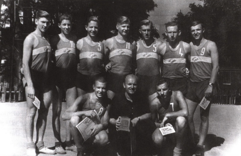 1951 metų legendinė Panevėžio „Spartako“ krepšinio komanda su treneriu Viliumi Variakoju. ARCHYVŲ (KNYGOS „PANEVĖŽIO JUOZO BALČIKONIO GIMNAZIJA PRISIMINIMUOSE“ ILIUSTRACIJA) nuotr.