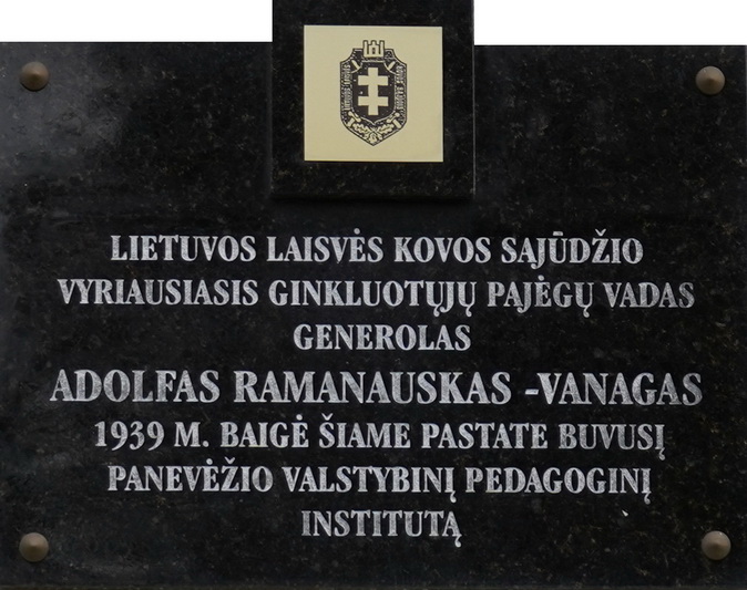 Atminimo lenta Adolfui Ramanauskui-Vanagui ant Panevėžio pradinės mokyklos pastato. A. TUČKIENĖS nuotr.