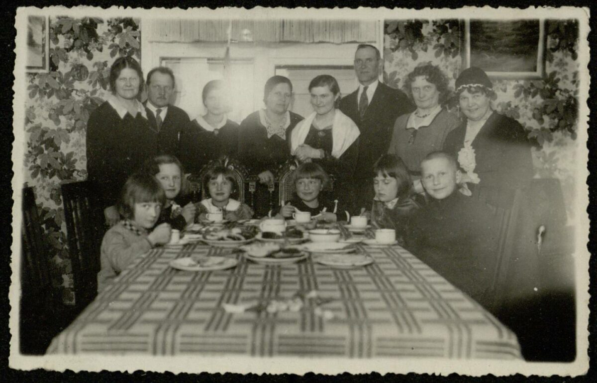E. Jodinskaitė su svečiais savo namuose Panevėžyje apie 1934 m. Panevėžio apskr. G. Petkevičaitės-Bitės bibliotekos fondo nuotr.