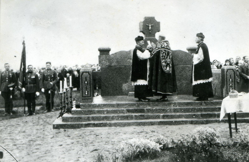 Saugumas ilgus metus rinko persekiojo Panevėžio vyskupą, tačiau bergždžiai – įbauginti dvasininko nepavyko (Jo Ekscelencija Nepriklausomybės paskelbimo 10-mečiui pastatyto paminklo savanoriams šventinimo ceremonijoje Panevėžio Kristaus Karaliaus katedros kapinėse 1930 metais). PANEVĖŽIO APSKRITIES GABRIELĖS PETKEVIČAITĖS-BITĖS VIEŠOJI BIBLIOTEKOS rinkinių nuotr.