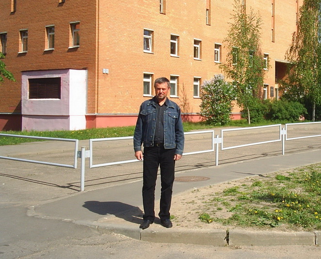 Prie Baltarusijos nacionalinio istorijos archyvo, kur buvo rasti Panevėžio mokytojų seminarijos istoriniai dokumentai. 2012 metai.