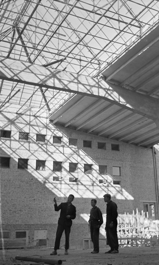 Sporto rūmų statyba Panevėžyje 1964 metais Marijono Baranausko fotografijoje. LIETUVOS CENTRINIO VALSTYBĖS ARCHYVO nuotr.