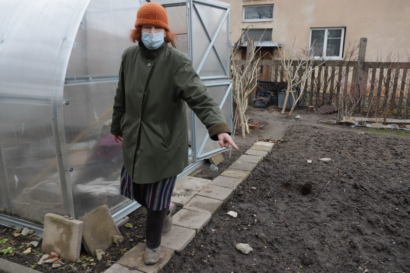 Po to, kai nuo bokšto krentantys tinko gabalai kliudė darbininką kieme, Elvyra Abloževičienė vėjuotą dieną nedrįsta be šalmo iškelti kojos iš namų. I. STULGAITĖS-KRIUKIENĖS nuotr.