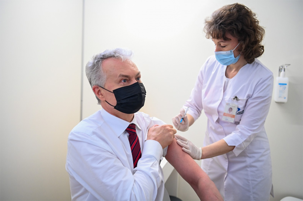 Prezidentas Gitanas Nausėda pirmadienį vienoje sostinės poliklinikų viešai paskiepytas nuo COVID-19 „AstraZeneca“ vakcina, siekiant parodyti pasitikėjimą šiuo preparatu.