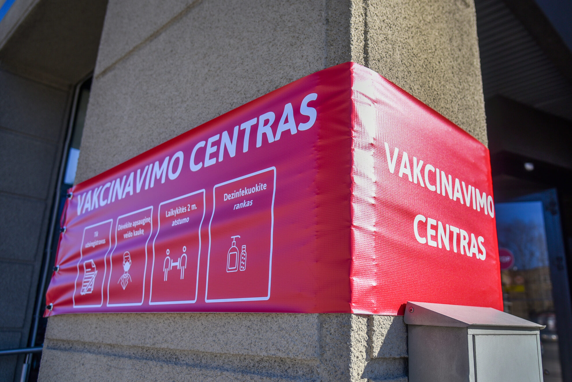 Kitą savaitę Lietuvą turėtų pasiekti apie 130 tūkst. vakcinos nuo koronaviruso dozių, tačiau didelė dalis jų bus skirta revakcinacijai, sako premjerė Ingrida Šimonytė.