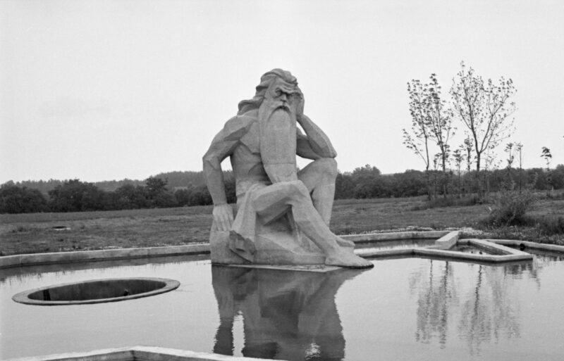 Nuo leidimo 1969-aisiais sukurti Panevėžiui dekoratyvinę skulptūrą ir pirmųjų „Nevėžio“ eskizų iki Papušių kaime 1979 metais galiausiai iškilusio Bernardo Bučo paskutinio kūrinio prabėgo ištisas dešimtmetis. LIETUVOS CENTRINIO VALSTYBĖS ARCHYVO FONDŲ nuotr.