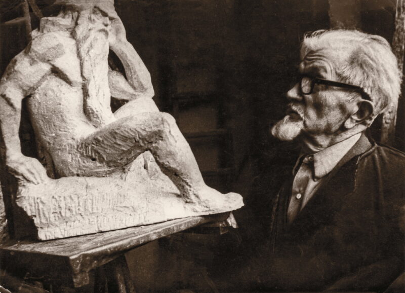 Bernardas Bučas prie „Nevėžio“ skulptūros maketo 1978 metais. PANEVĖŽIO kraštotyros muziejaus rinkinių (Domo Kauno) nuotr.