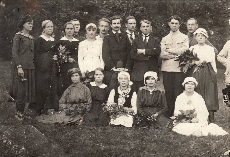 Aktyvus „Aido“ draugijos narys, išsaugojęs dokumentinį jos paveldą, muzikas Mykolas Karka (stovi iš kairės septintas) su pirmuoju savo choru Panevėžyje 1919-aisiais. PA GPB BIBLIOTEKOS rinkinių (P. Šinskio) nuotr.