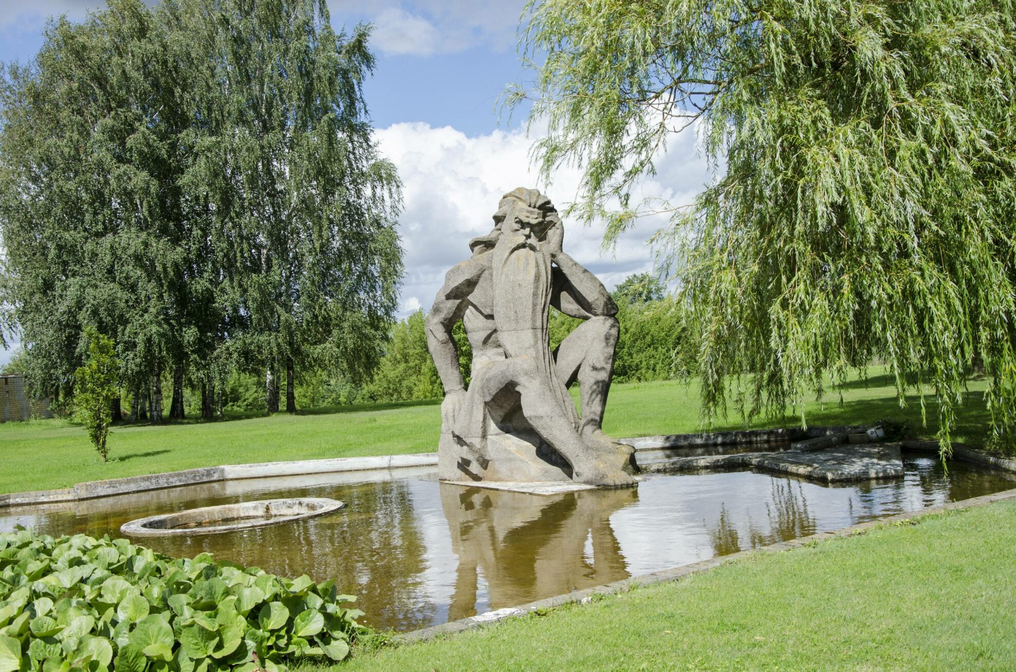 Miestui vardą davusios upės garbei žymus skulptorius Bernardas Bučas kūrė skulptūrą „Nevėžis“, turėjusią stovėti prie tuometės Draugystės alėjos. Pasikeitus aplinkybėms, įspūdingas kūrinys, turėjęs puošti Panevėžį, jau ne vieną dešimtmetį stūkso už jo ribų.