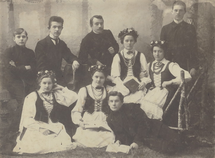 „Aido“ draugijos dramos būrelis 1908-aisiais. Antras iš kairės – Matas Grigonis. LIETUVOS LITERATŪROS IR MENO ARCHYVO FONDŲ nuotr.