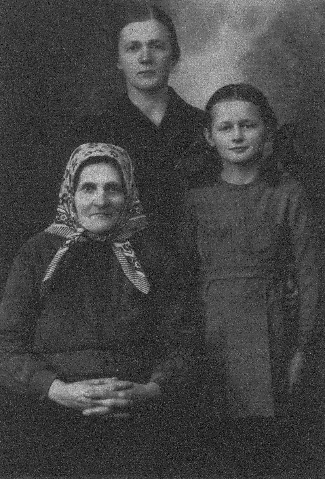 Ona Maksimaitienė su motina Rozalija Kuzmickaite-Girčiene ir dura Rimgaile Panevėžyje, 1940-aisiais. PANEVĖŽIO APSKRITIES GABRIELĖS PETKEVIČAITĖS-BITĖS VIEŠOSIOS BIBLIOTEKOS (Onos Maksimaitienės fondo) nuotr.