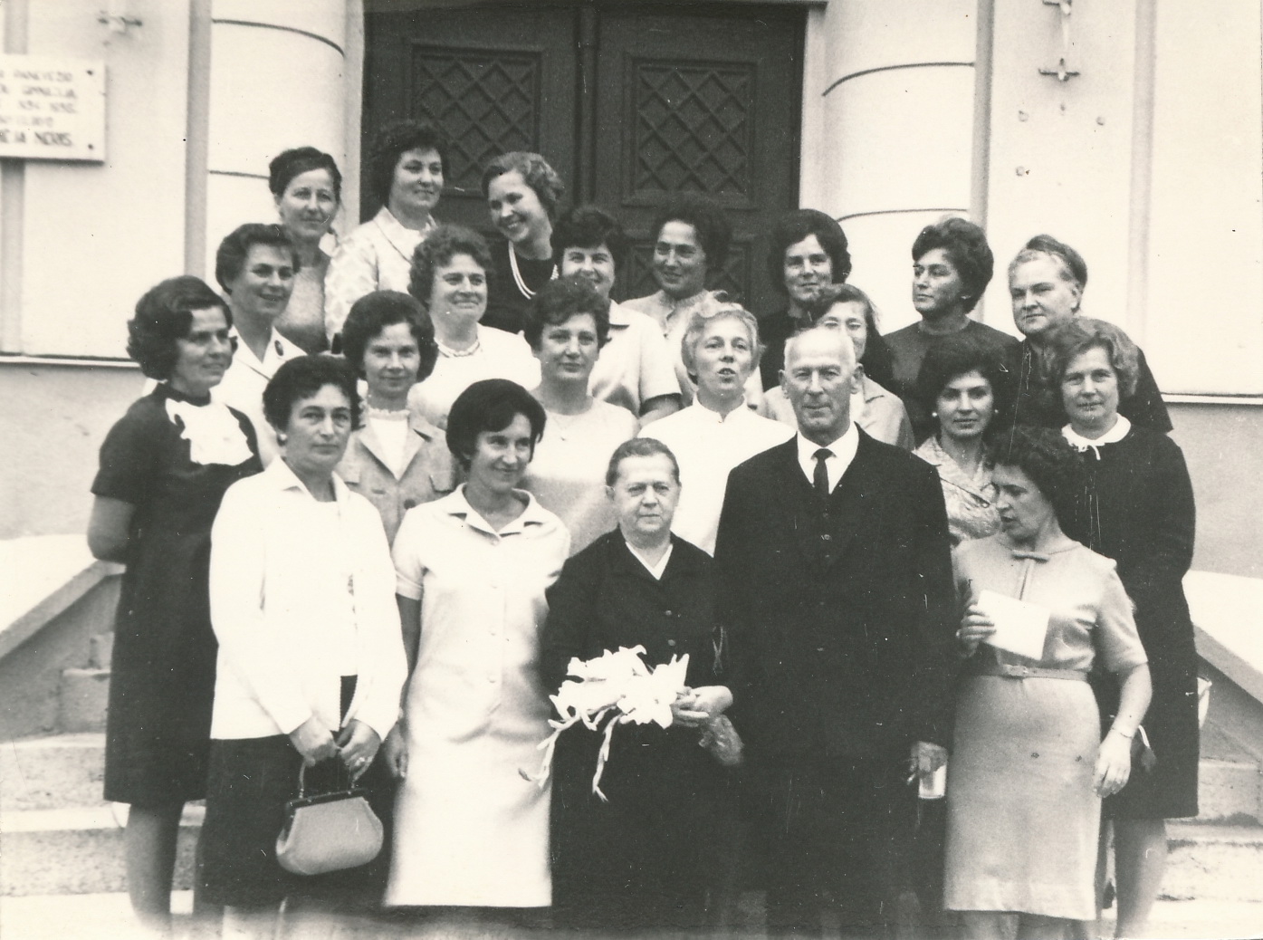 Panevėžio mergaičių gimnazijos 1944 metų absolvenčių ir pedagogų susitikimas 1969-aisiais. Pirmoje eilėje centre – Ona Maksimaitienė. PANEVĖŽIO APSKRITIES GABRIELĖS PETKEVIČAITĖS-BITĖS VIEŠOSIOS BIBLIOTEKOS (Almonijos Marcinkevičiūtės-Bernadišienės fondo) nuotrauka