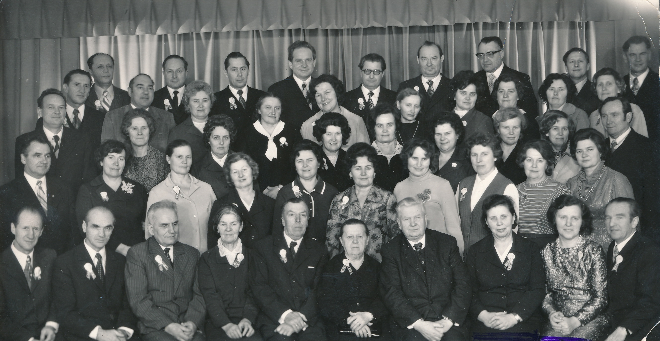 Panevėžio mokytojų seminarijos 5-osios laidos (1949 metų) absolventų ir pedagogų susitikimas. 1-oje eilėje iš dešinės penkta sėdi Ona Maksimaitienė. 1974 metai. PANEVĖŽIO APSKRITIES GABRIELĖS PETKEVIČAITĖS-BITĖS VIEŠOSIOS BIBLIOTEKOS (Laimos Rapšytės fondo) nuotr.