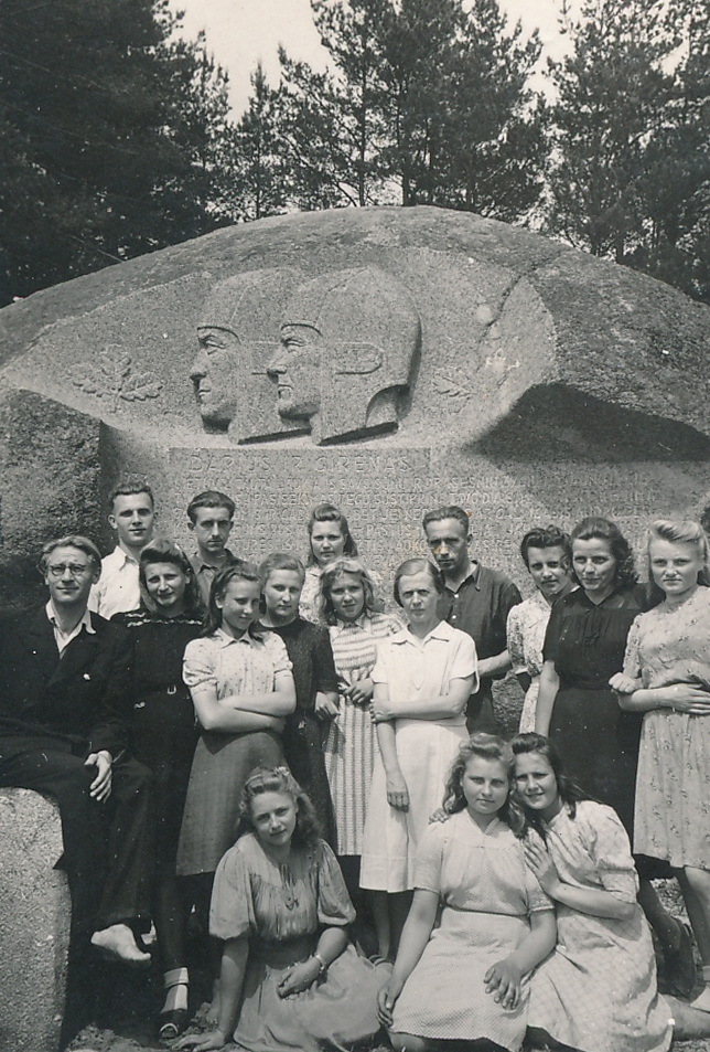 1947-ieji, Panevėžio mokytojų seminarijos auklėtiniai ir pedagogai prie Puntuko akmens. Stovi centre (šviesia suknele) Ona Maksimaitienė. PANEVĖŽIO APSKRITIES GABRIELĖS PETKEVIČAITĖS-BITĖS VIEŠOJI BIBLIOTEKOS FONDŲ nuotr.