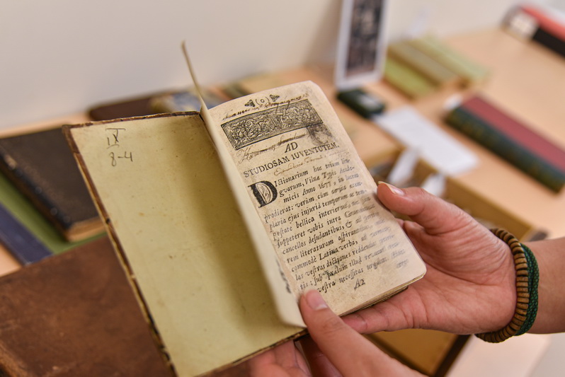 Gabrielės Petkevičaitės-Bitės viešojoje bibliotekoje saugoma daug vertingų leidinių iš privačių kolekcijų. Kai kurie jų siekia ir XVIII amžių. P. ŽIDONIO nuotr.