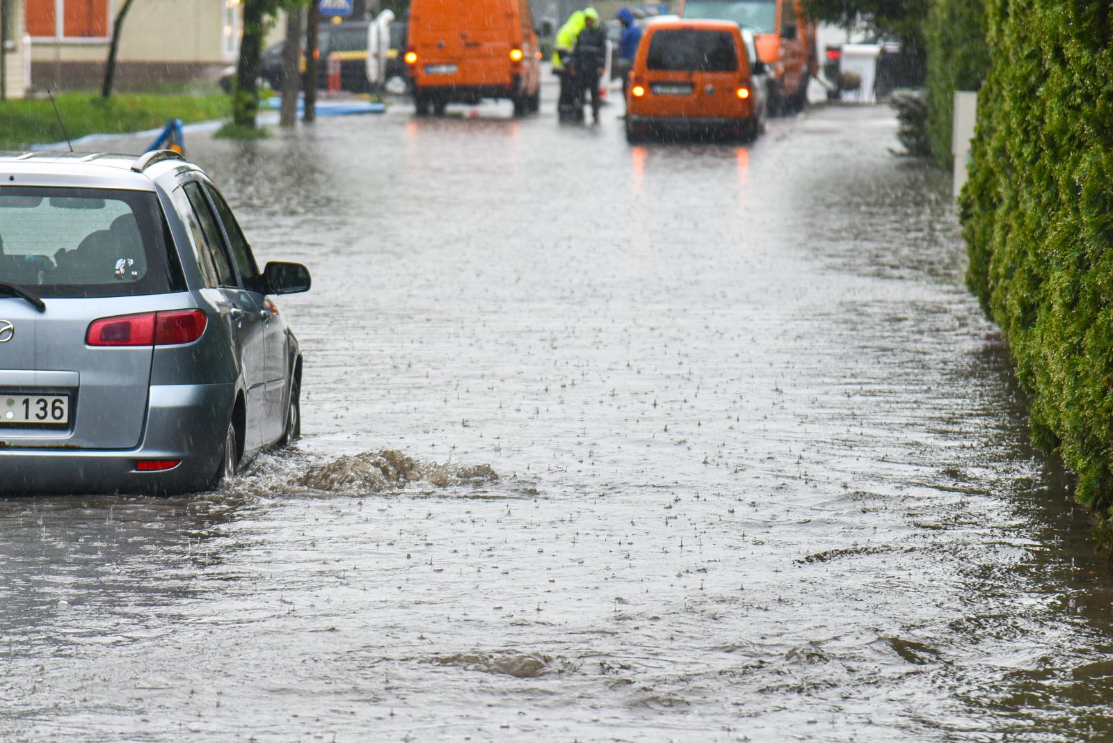 Po ramaus, bet ilgo lietaus kai kurios Panevėžio gatvės vėl atsidūrė po vandeniu ir tapo sunkiai išvažiuojamos. P. Židonio nuotr.