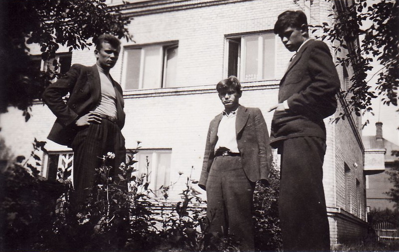 1941-ųjų rugpjūtis. Iš kairės – Kazimieras Vitkus, Vaclovas Blėdis ir Donatas Banionis. PAVB FKV nuotr.
