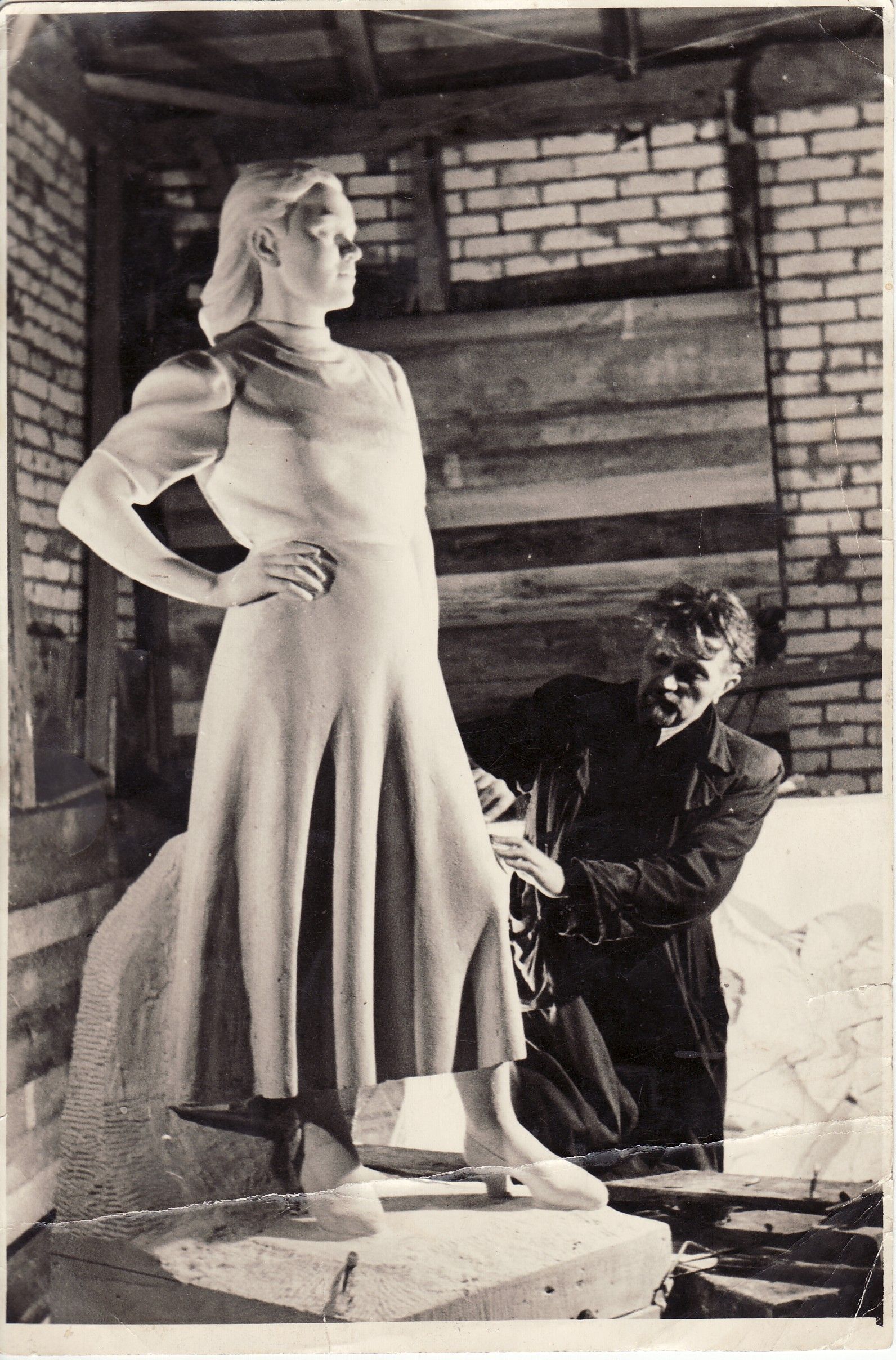 Skulptorius B. Bučas prie baigiamo antkapinio paminklo žmonai poetei Salomėjai Nėriai. Panevėžio kraštotyros muziejaus archyvo nuotr.