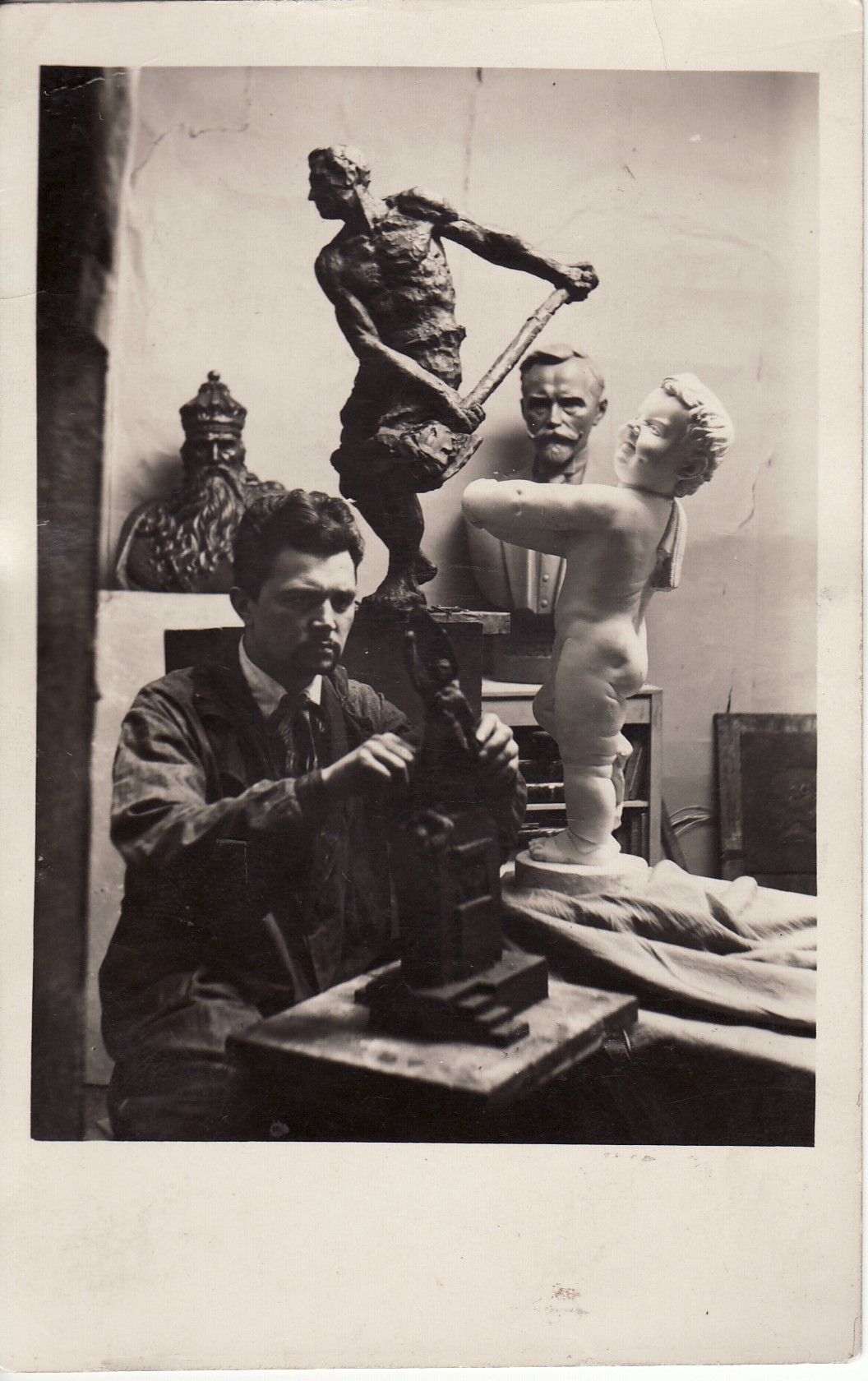 Skulptorius B. Bučas savo dirbtuvėje. Panevėžio kraštotyros muziejaus archyvo nuotr.