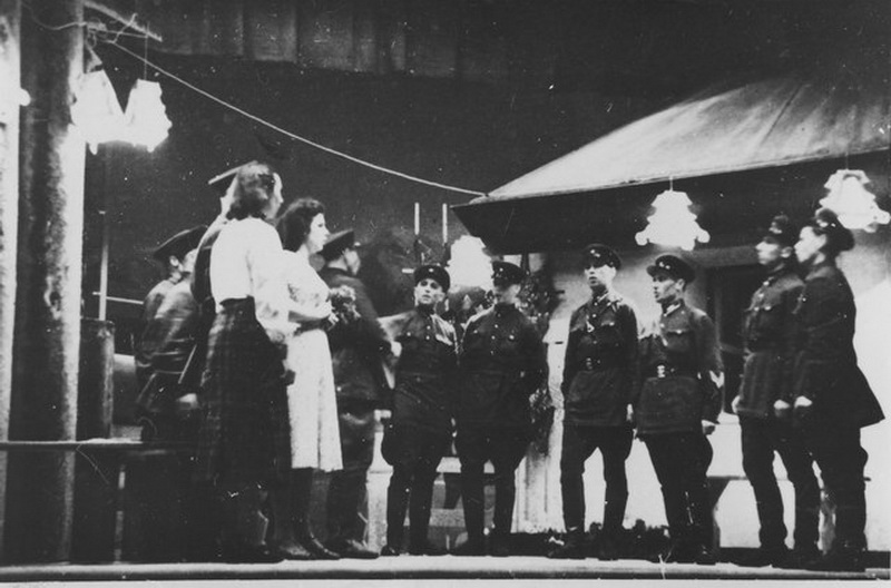 Scena iš Panevėžio teatro pirmojo pastatymo – Juozo Miltinio 1941 metais režisuotas Nikolajaus Pogodino „Sidabrinis slėnis“, įamžintas tuomet dar pradedančio fotografo Kazimiero Vitkaus. PAVB FJM nuotr.